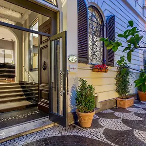 Royal Court 4*, Roma Italia